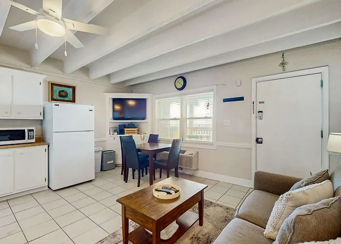 Holiday home Ocean-view With Pool Access Outdoor Seating Ac & Wifi *