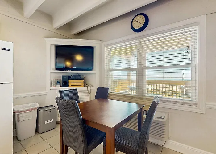 Ocean-view With Pool Access Outdoor Seating Ac & Wifi Holiday home