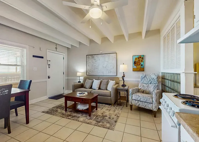 Holiday home Ocean-view With Pool Access Outdoor Seating Ac & Wifi