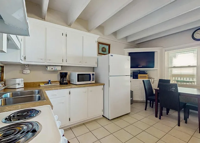 Ocean-view With Pool Access Outdoor Seating Ac & Wifi Holiday home